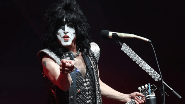 Paul Stanley, do Kiss, detalha cirurgias após inúmeras lesões no palco